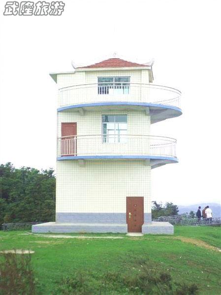 　　通天塔是仙女山公園的最高峰，海拔2033米。通天塔原來是仙女山林場(chǎng)監(jiān)測(cè)森林火災(zāi)的一個(gè)瞭望臺(tái)，破舊的木樓已經(jīng)被青磚水泥所替代，不僅繼續(xù)發(fā)揮著監(jiān)測(cè)森林火災(zāi)的作用，還可以滿足游客登高遠(yuǎn)眺的愿望。 　　通天塔是仙女山公園的最高峰，海拔2033米。通天塔原來是仙女山林場(chǎng)監(jiān)測(cè)森林火災(zāi)的一個(gè)瞭望臺(tái)，破舊的木樓已經(jīng)被青磚水泥所替代，不僅繼續(xù)發(fā)揮著監(jiān)測(cè)森林火災(zāi)的作用，還可以滿足游客登高遠(yuǎn)眺的愿望。 仙女山景點(diǎn)通天塔