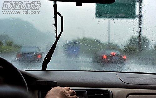 暴雨天開(kāi)車要注意什么