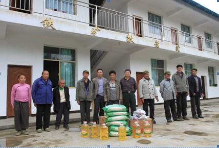 公司扶貧專干吳明兵(右5)在鐵礦鄉敬老院慰問孤寡老人