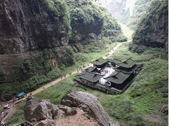 天生三橋中的天龍天坑