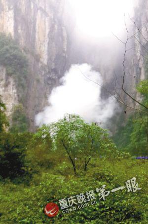 拍攝爆破戲產生的巨大煙霧