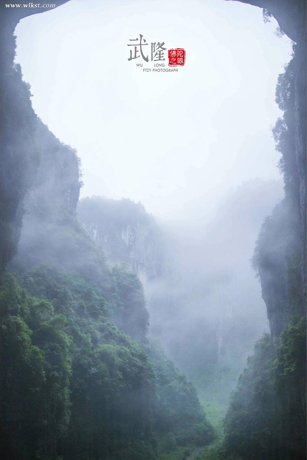 遠(yuǎn)處仙氣十足的群山