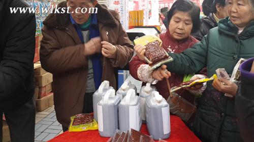 武隆市民品嘗美食