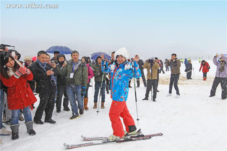 世界滑雪冠軍郭丹丹 仙女山上演花樣滑雪