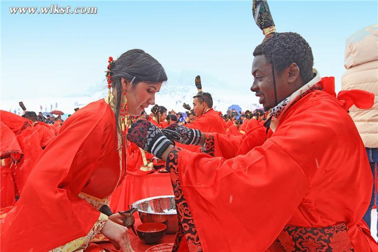 冰雪作證 99對中外新人在武隆仙女山舉行雪地集體婚禮