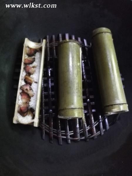 竹筒飯出鍋了，臘肉味道都侵入米飯了，非常好吃
