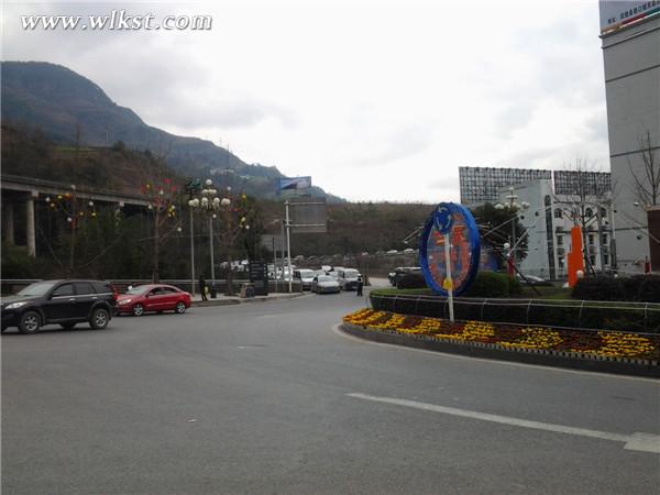 武隆進城轉盤 交警采取分時段放行  武隆旅游  仙女山