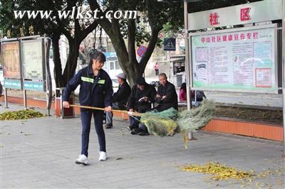 清明小長(zhǎng)假期間,環(huán)衛(wèi)工人依然堅(jiān)守一線,為城市的靚麗默默勞作。 (張 靜/攝)