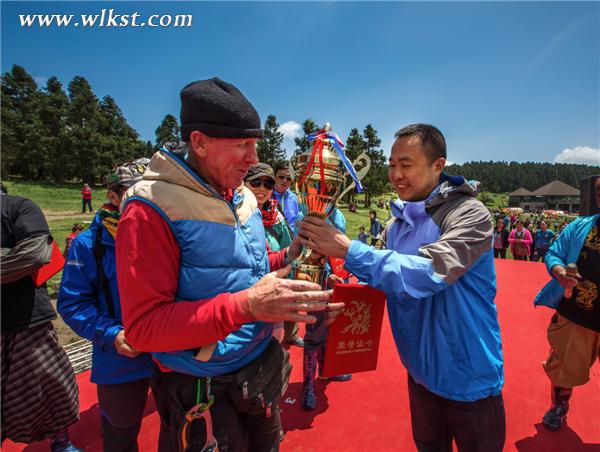 武隆喀斯特旅游公司總經理李建國為冠軍新西蘭彼得林頒獎(王俊杰/攝)