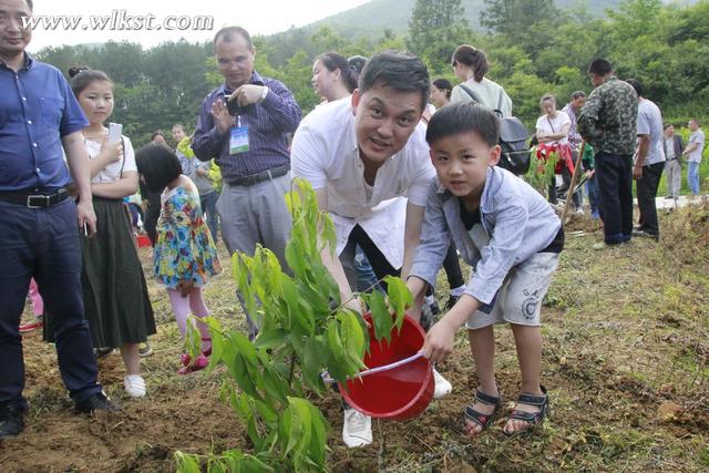 “村長(zhǎng)”李銳攜20位小朋友 赴武隆鄉(xiāng)村獻(xiàn)愛心