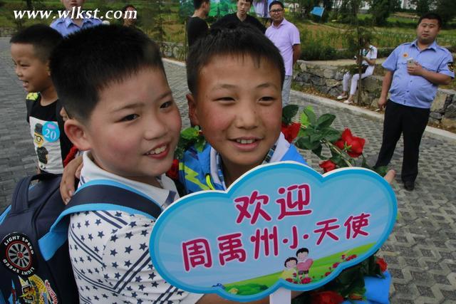 “村長(zhǎng)”李銳攜20位小朋友 赴武隆鄉(xiāng)村獻(xiàn)愛心