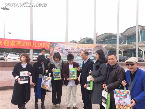 重慶市旅游局副局長王定國、重慶市旅游局國際處處長宋俊紅在機場接待泰國速遠集團董事長比亞瓦一行。