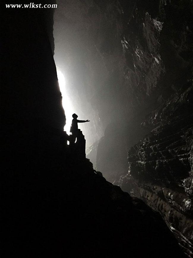 龍水峽地縫現千萬年神秘黑洞 激發游客探索欲望