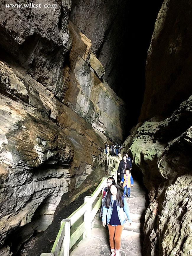 龍水峽地縫現千萬年神秘黑洞 激發游客探索欲望