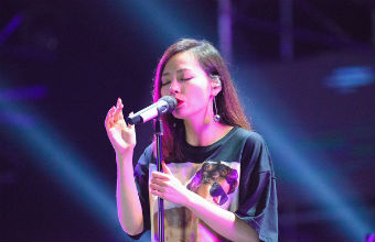 張靚穎壓軸仙女山明星音樂節 連唱9首變個唱