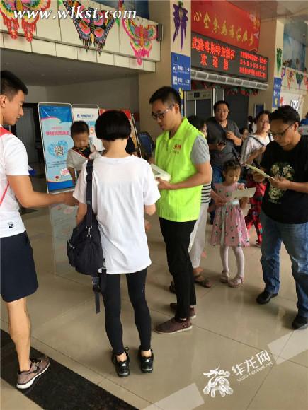  志愿者分發手繪地圖。 仙女山旅游度假區管委會供圖 華龍網發