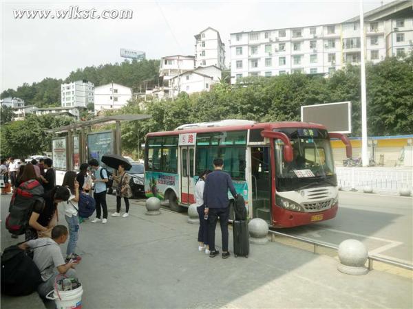 發往汽車站的公交車在此等候來武旅游的市民。(李瓊/供圖)