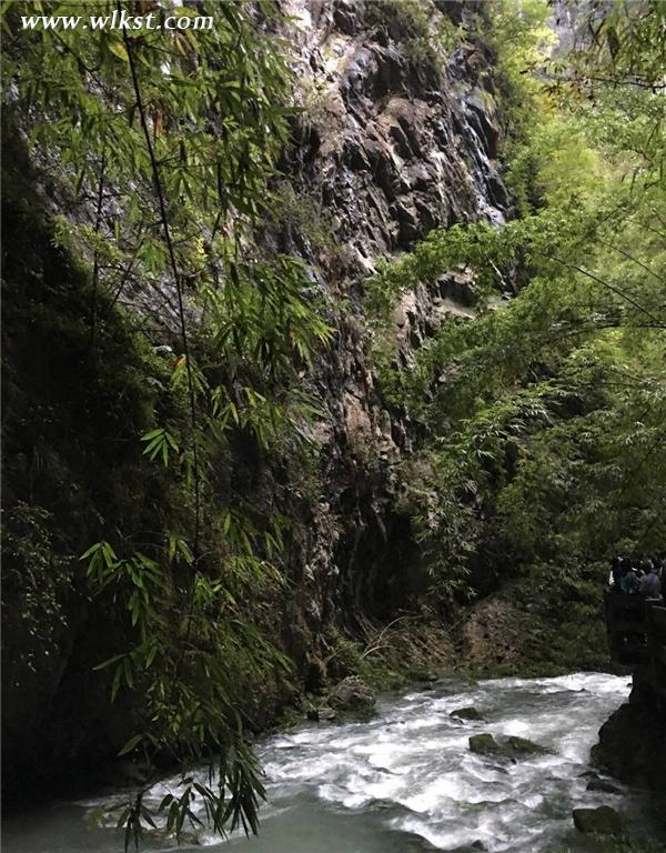 雙節假日 龍水峽地縫別致景色引人駐足