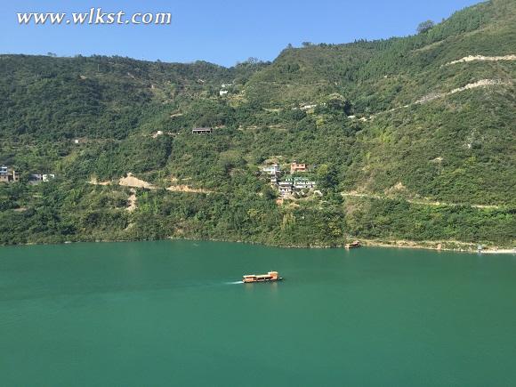 武隆:一葉輕舟泛秋波 一江碧水兩岸青山“畫中游”