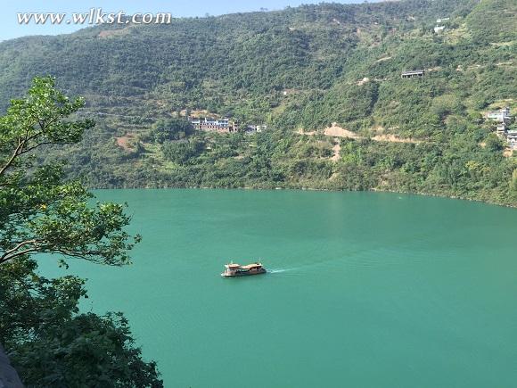武隆:一葉輕舟泛秋波 一江碧水兩岸青山“畫中游”