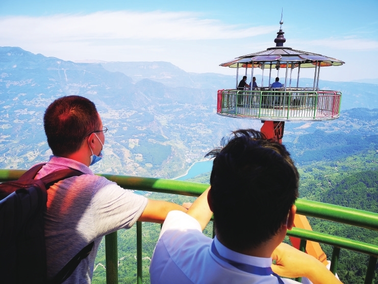 考察團到白馬山旅游度假區實地考察