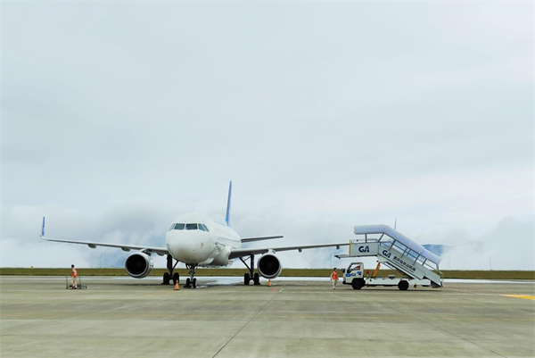飛機(jī)降落仙女山機(jī)場(chǎng)
