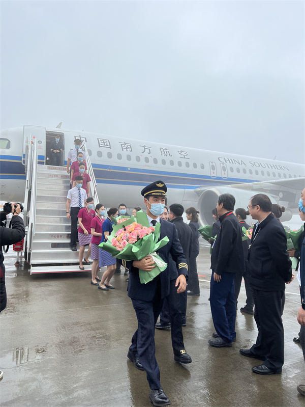 武隆區領導為機組工作人員獻花