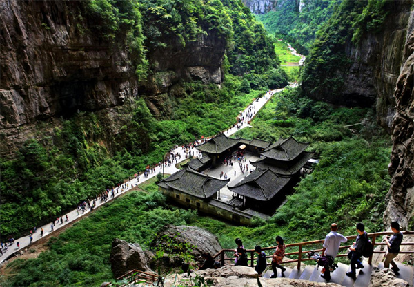 旅行團游覽天生三橋景區