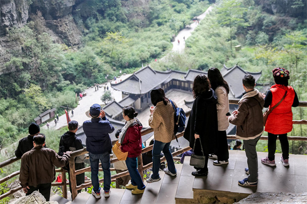 旅行商代表游覽景區，不停拍照