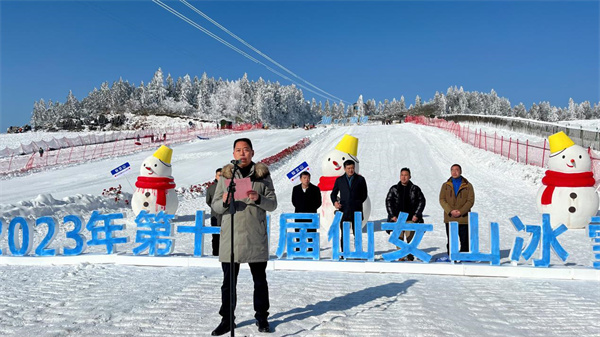 武隆旅游產(chǎn)業(yè)(集團(tuán))有限公司總經(jīng)理劉波發(fā)布優(yōu)惠政策和活動內(nèi)容。