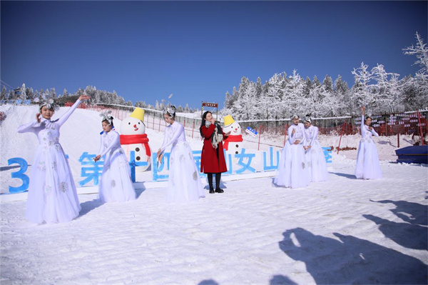 武隆旅游產(chǎn)業(yè)(集團(tuán))有限公司營銷總監(jiān)李安藝演唱歌曲《冬季到仙女山看雪》。