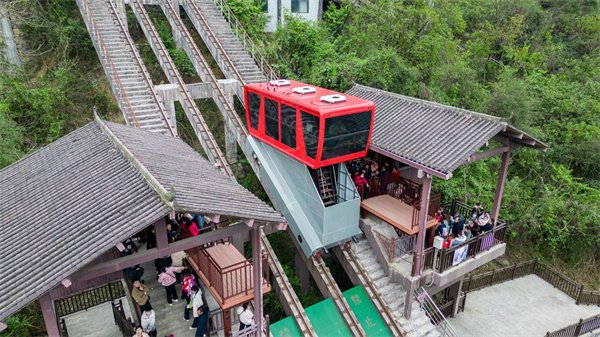 游客有序排隊乘坐纜車